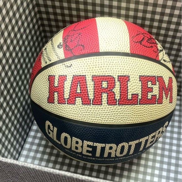 Authentic Harlem GlobeTrotters Fan Pack - Picture 2 of 13